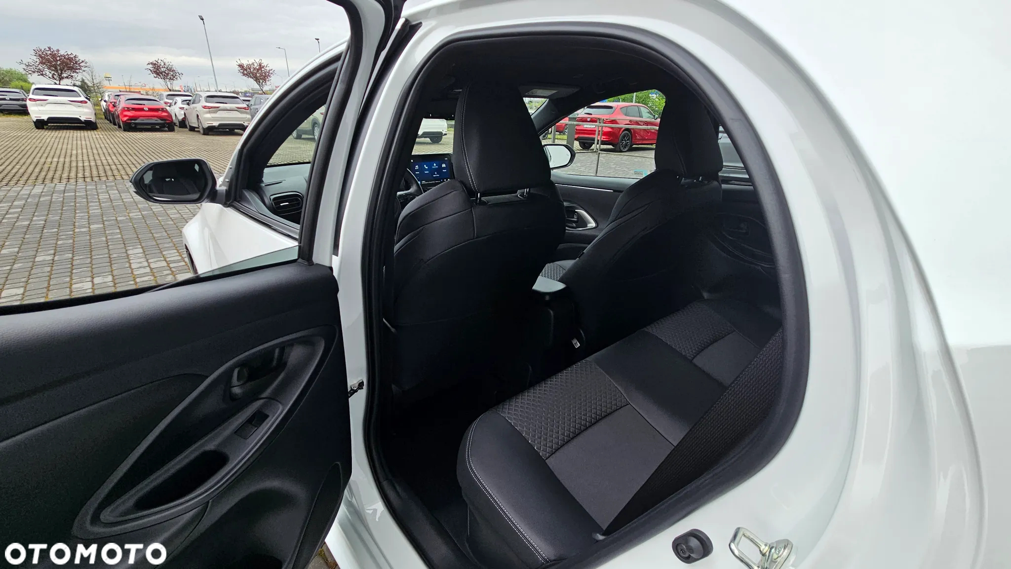Mazda 2 Hybrid - 10