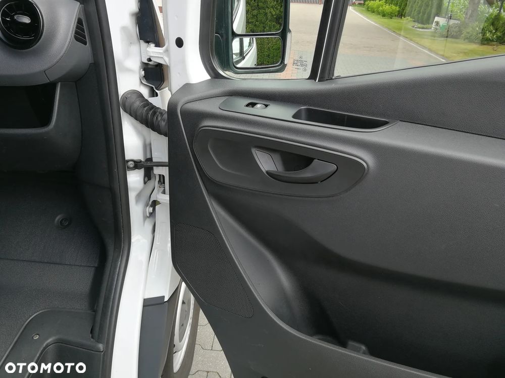 Mercedes-Benz Sprinter - 11