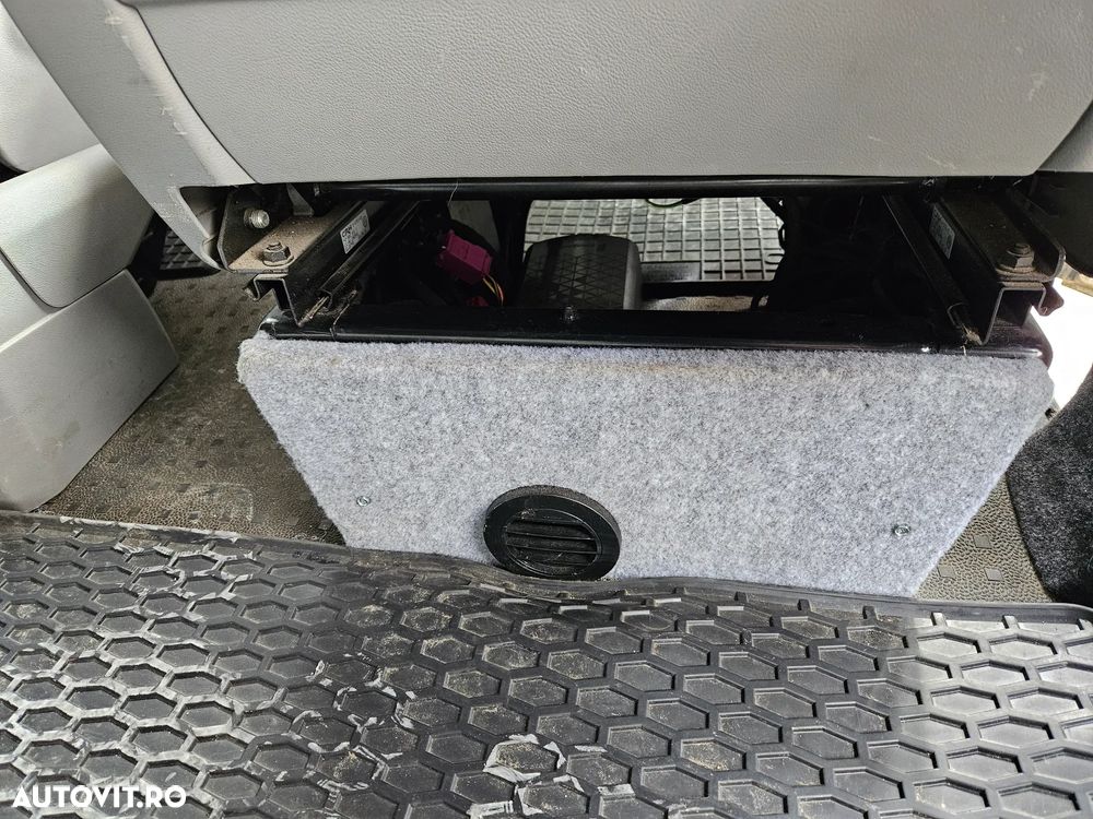 Volkswagen Caravelle - 36