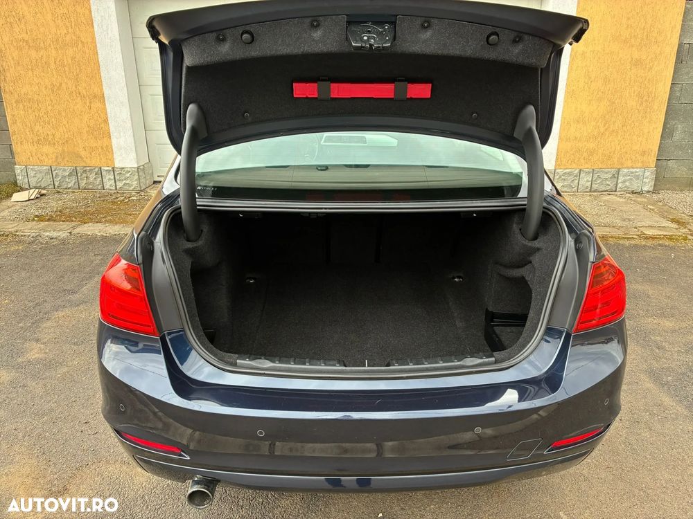 BMW Seria 3 320i Aut. - 24