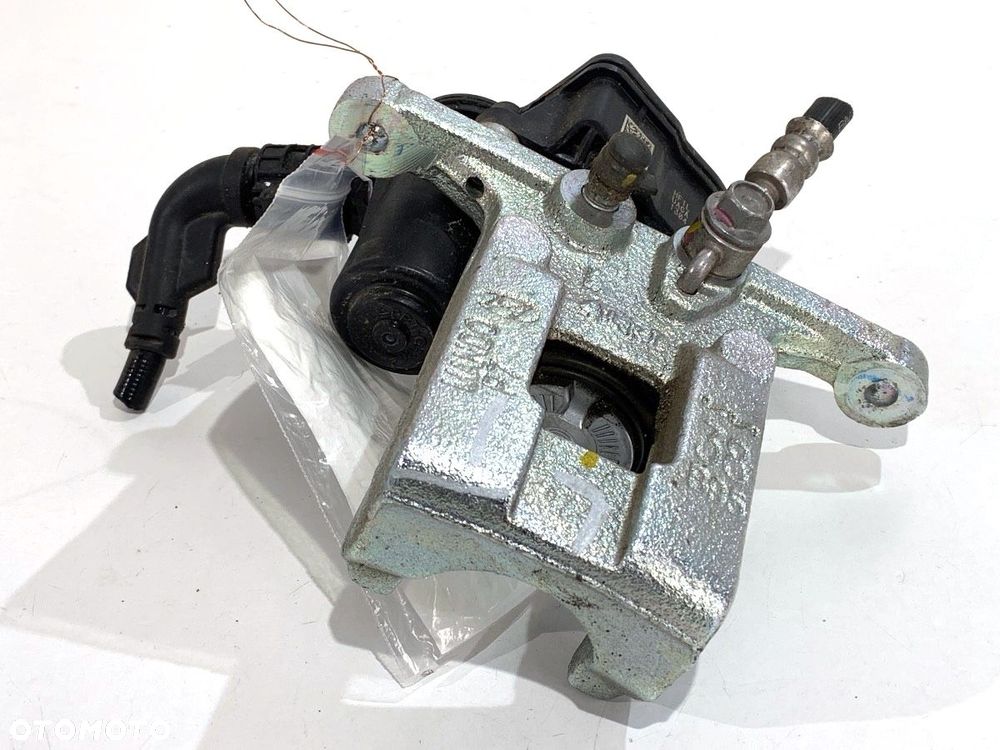 ZACISK LEWY TYŁ  HYUNDAI KONA II (SX2) 2022 - EV 150 kW [204 KM] elektryczny 2023 - - 1