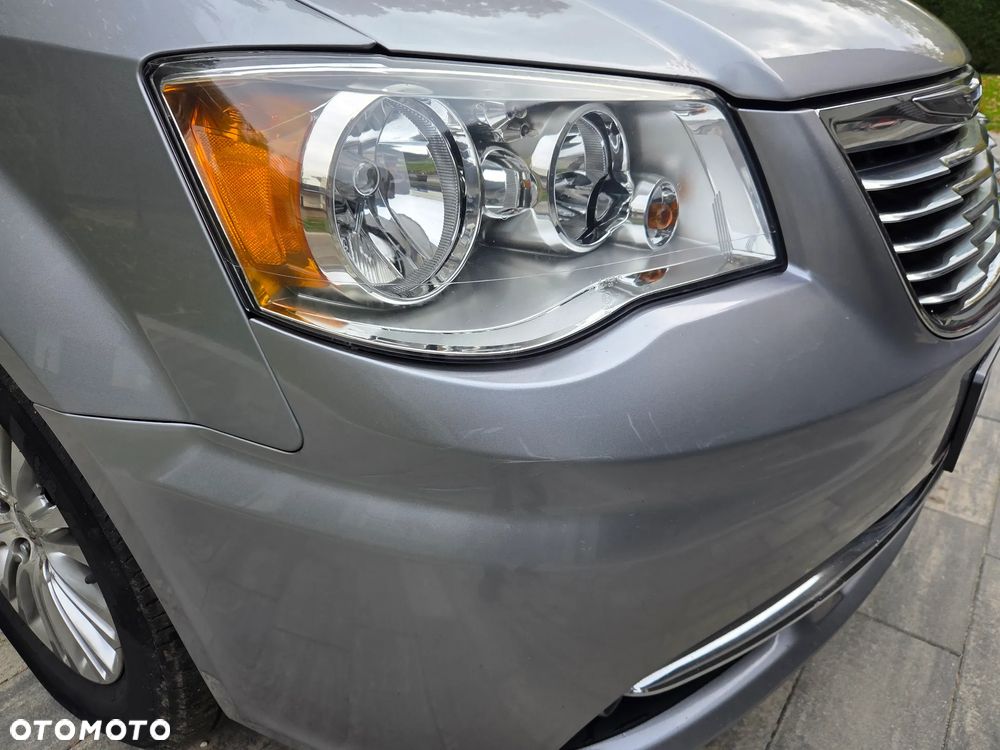 Chrysler Town & Country - 14