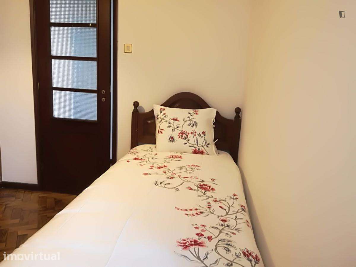 Quarto - localizado em Mafamude Porto - Grande imagem: 2/21