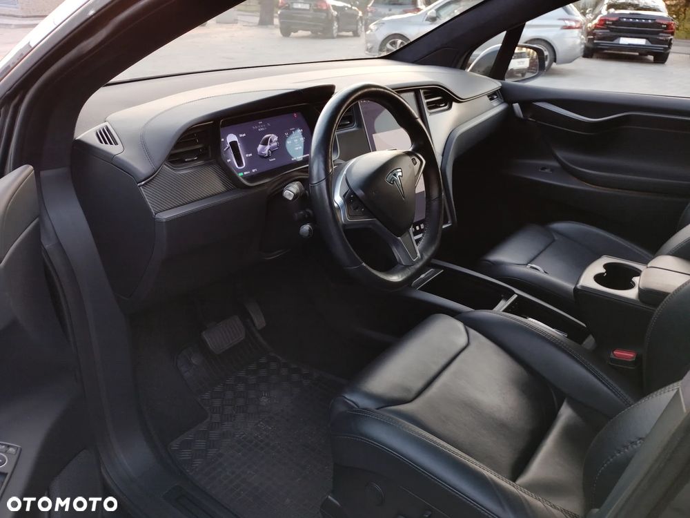 Tesla Model X - 10