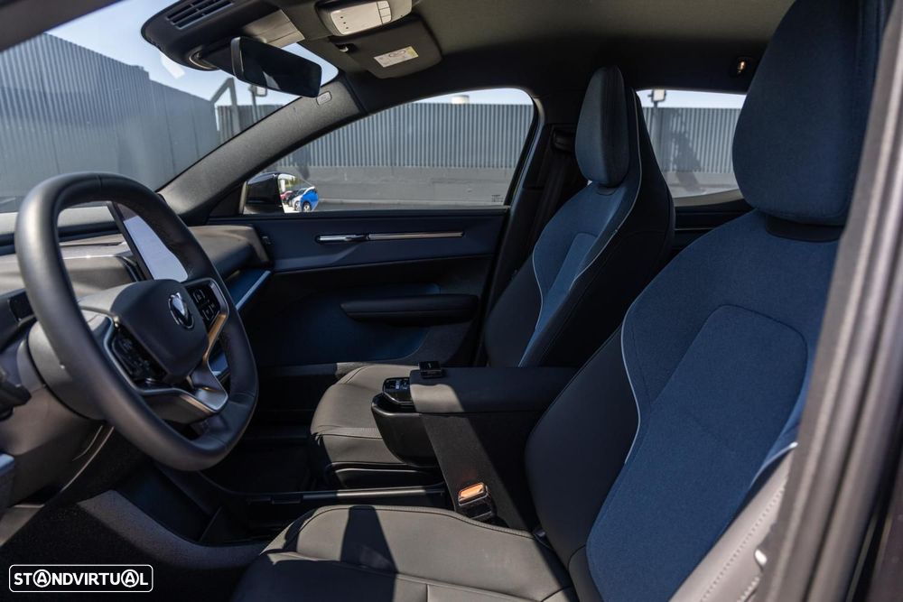 Volvo EX30 69 kWh Single Motor Extended Range Black Edition - 35