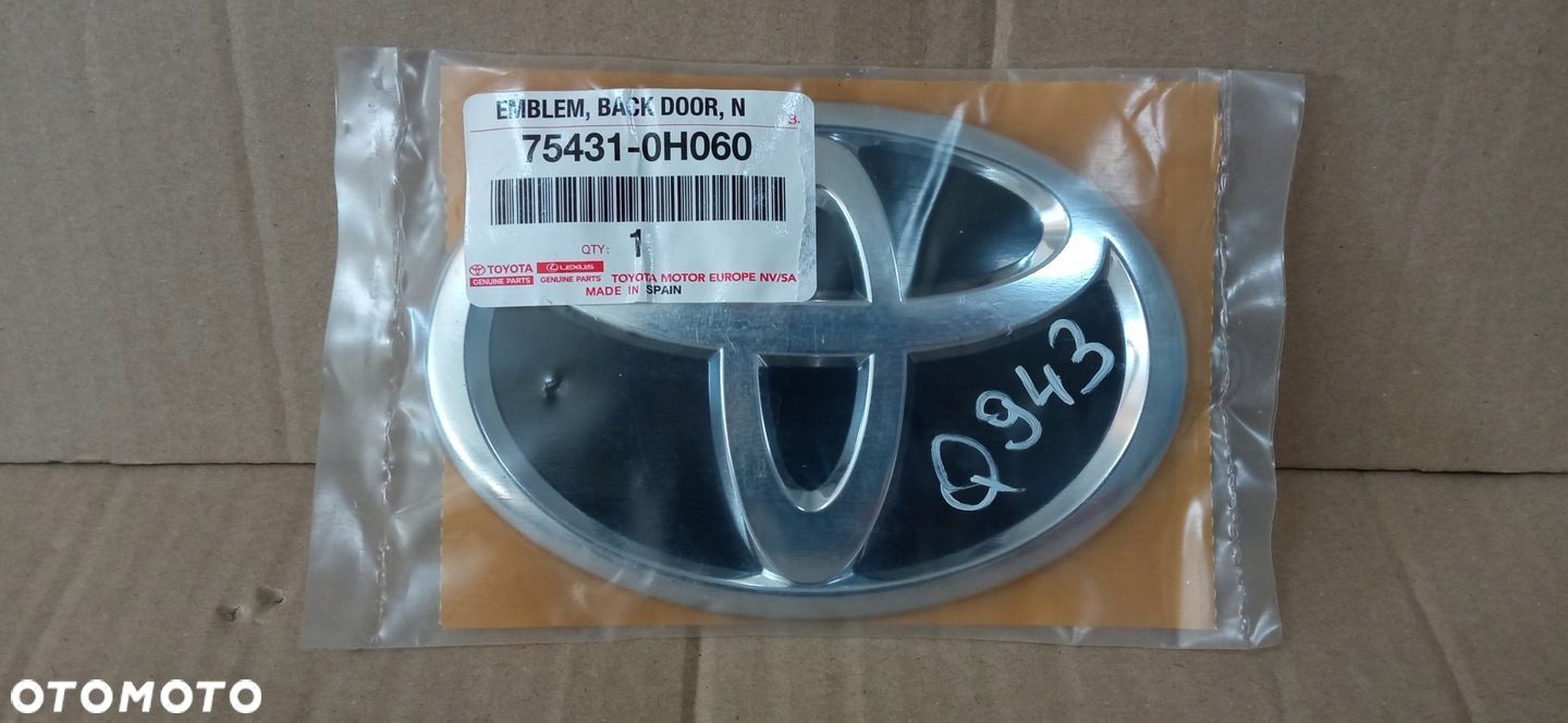 TOYOTA AYGO II 14- EMBLEMAT LOGO ZNACZEK TYLNEJ KLAPY NOWY 75431-0H060 - 1