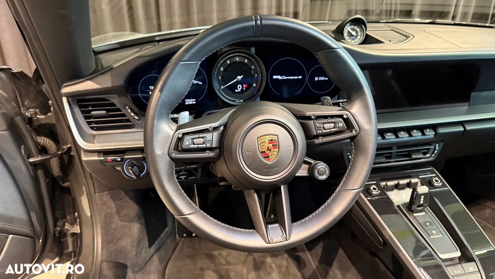 Porsche 911 Carrera 4 PDK - 17