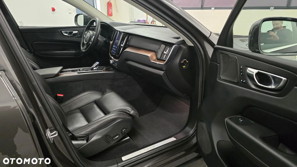 Volvo XC 60 B4 D AWD Plus Dark - 7