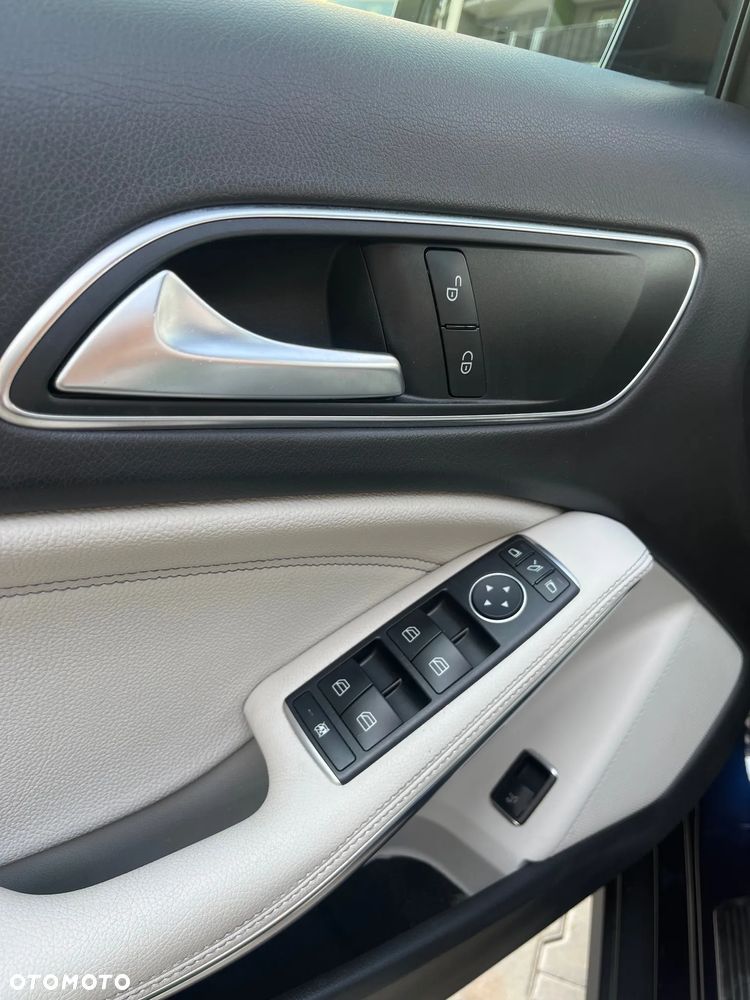 Mercedes-Benz GLA 200 7G-DCT - 21