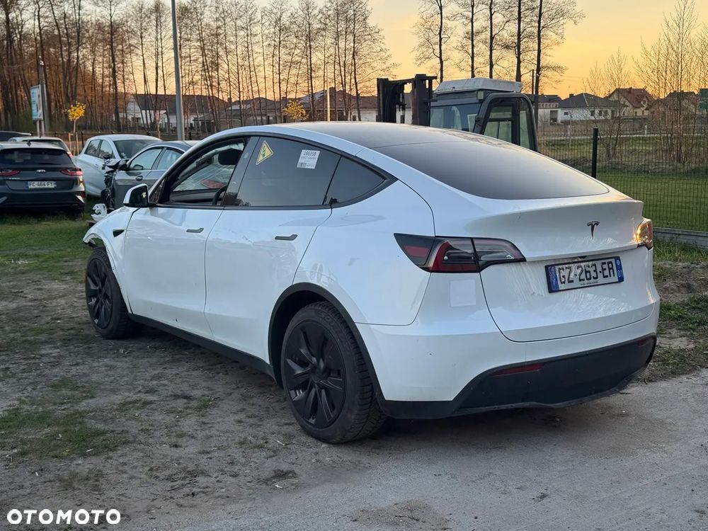 Tesla Model Y - 12