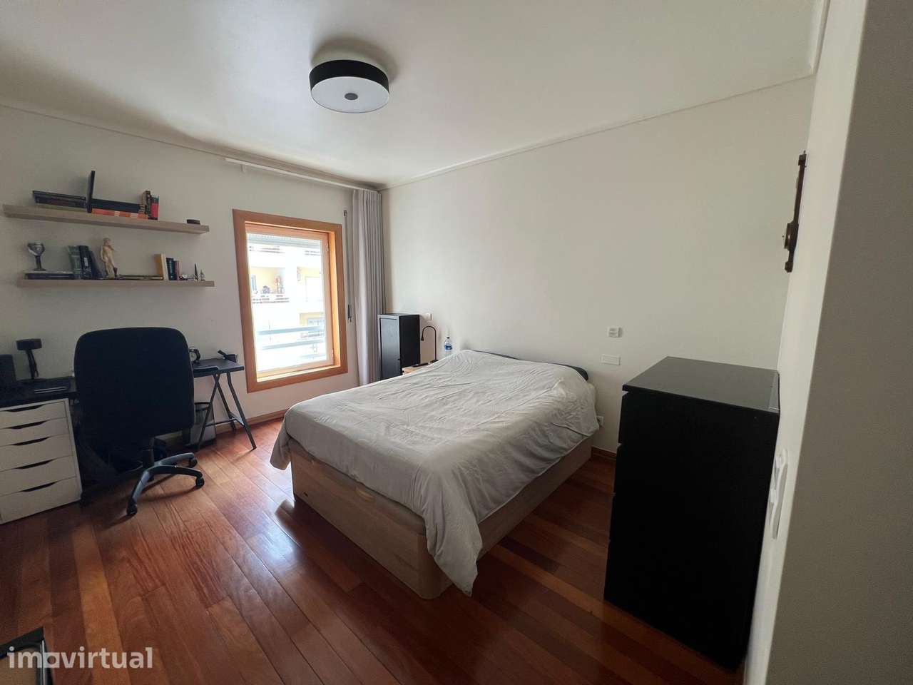 Quarto Suíte 18 m² mobilado e com WC Privativa | Jardins da Parede - Grande imagem: 2/20