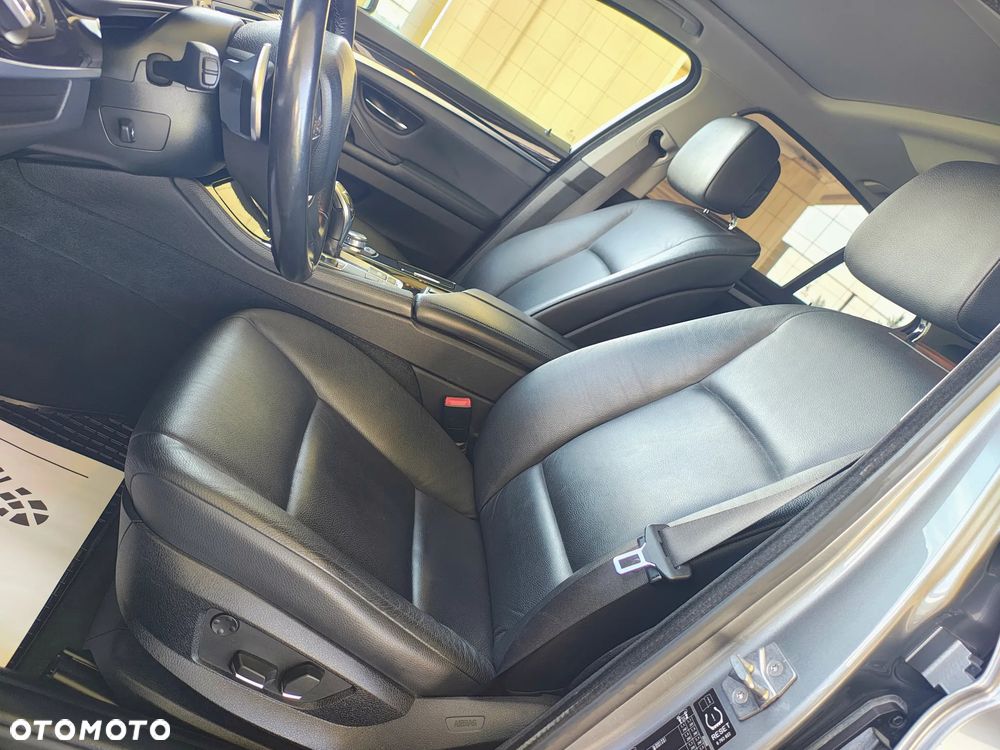 BMW Seria 5 550i Sport-Aut - 16