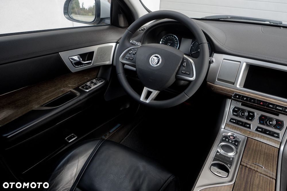 Jaguar XF 2.2 D Luxury - 40