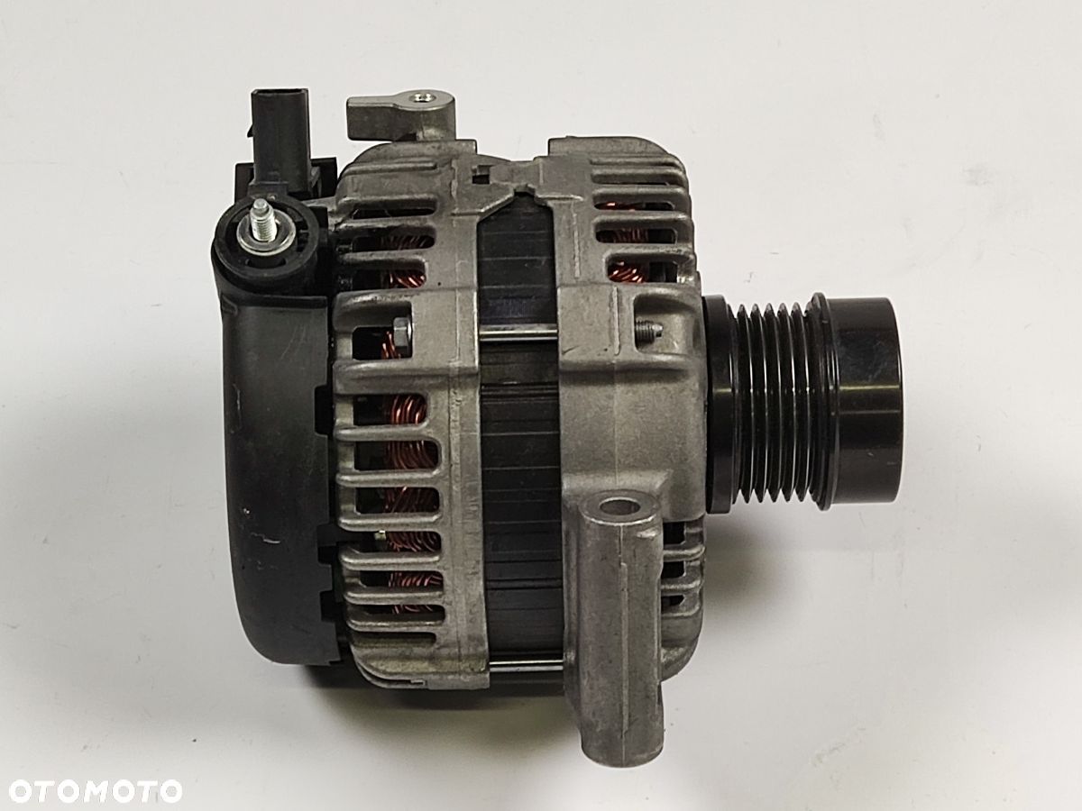 TOYOTA YARIS 1.5i od 2019r Alternator - 1
