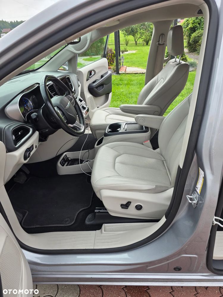 Chrysler Pacifica - 12