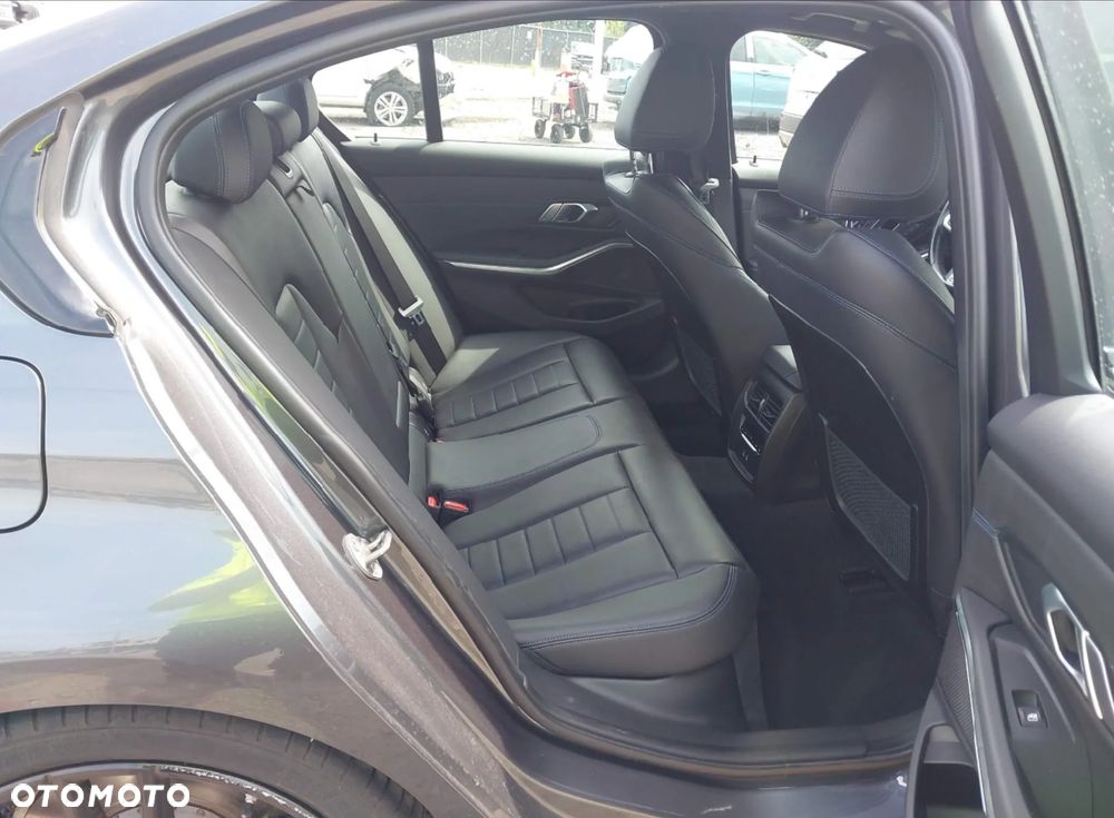 BMW Seria 3 330i Sport Line sport - 10