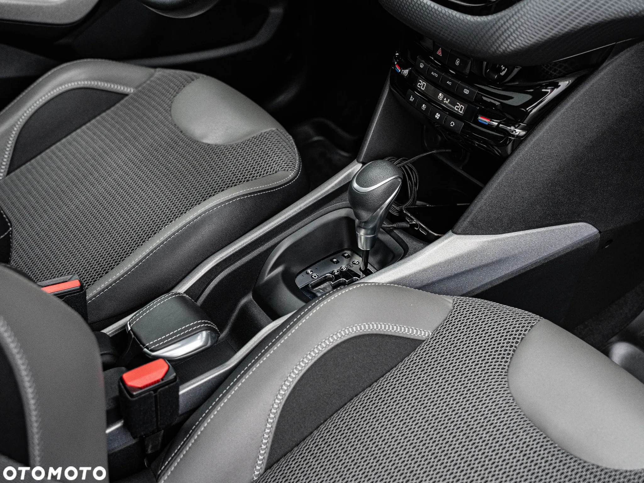Peugeot 2008 1.2 Pure Tech Allure S&S EAT6 - 23