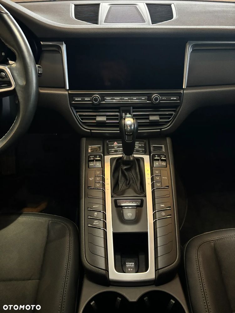Porsche Macan - 24