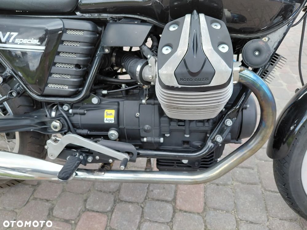 Moto Guzzi V7 - 12