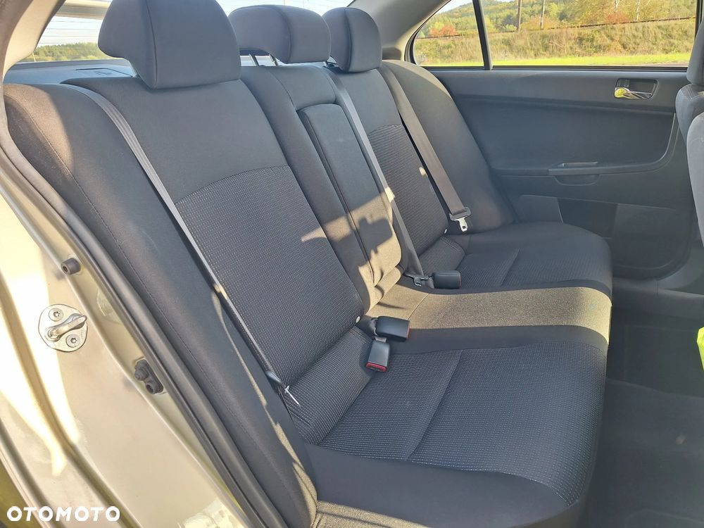 Mitsubishi Lancer 1.5 Invite - 31