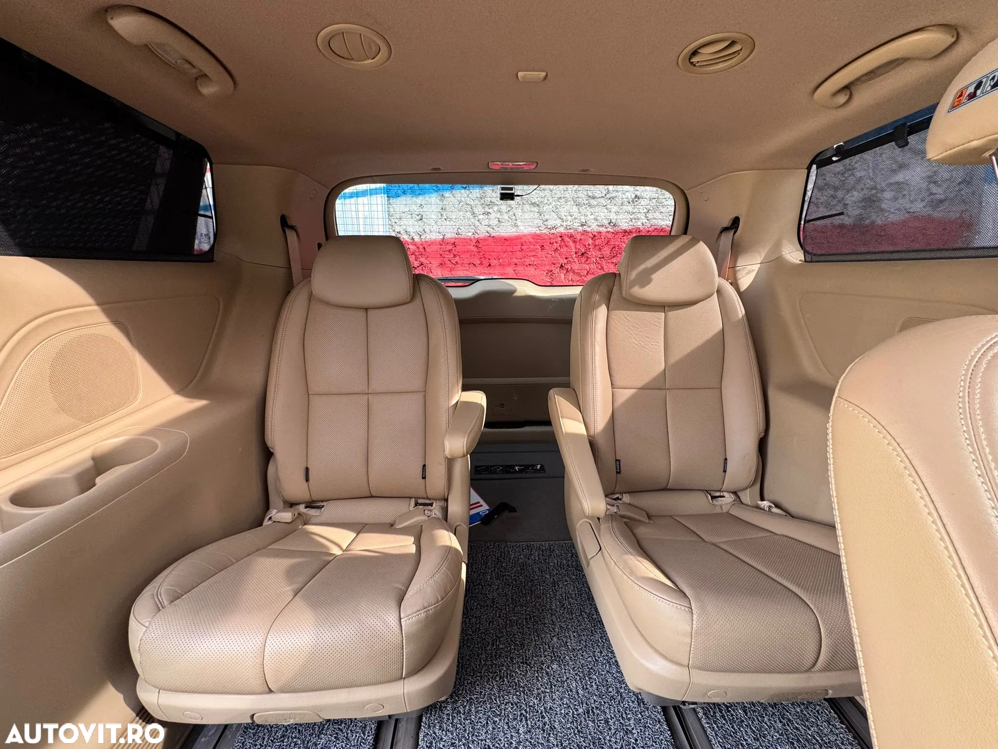 Kia Carnival - 28