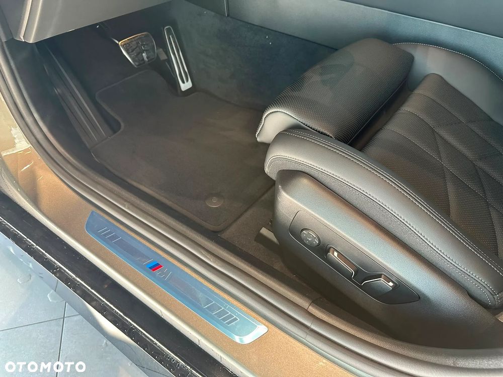 BMW Seria 5 520d xDrive mHEV - 17