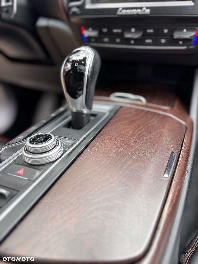 Maserati Levante Q4 Executive - 8