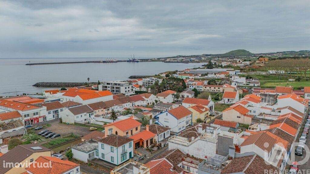 Moradia geminada T4 em Praia da Vitória de 148,6 m2 - Grande imagem: 3/17