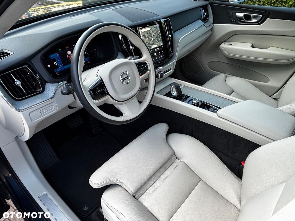 Volvo XC 60 T6 Plug-In Hybrid AWD Plus Dark - 2