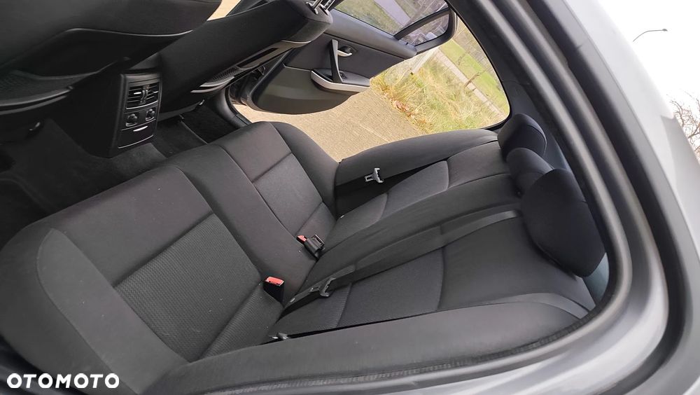 BMW Seria 3 318d DPF Edition Sport - 12