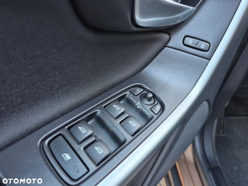 Volvo XC 60 2.4D AWD Momentum - 35