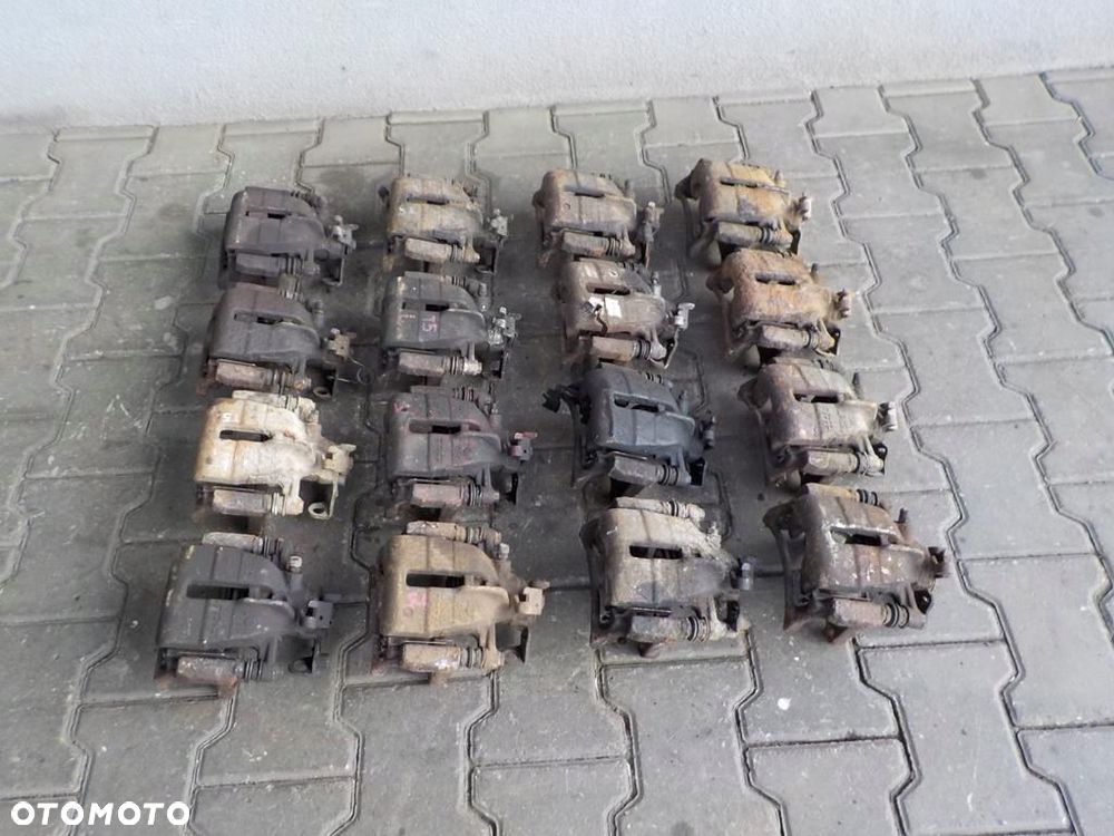 VW T5 ZACISK HAMULCOWY LEWY TYŁ TYLNY JARZMO - 1