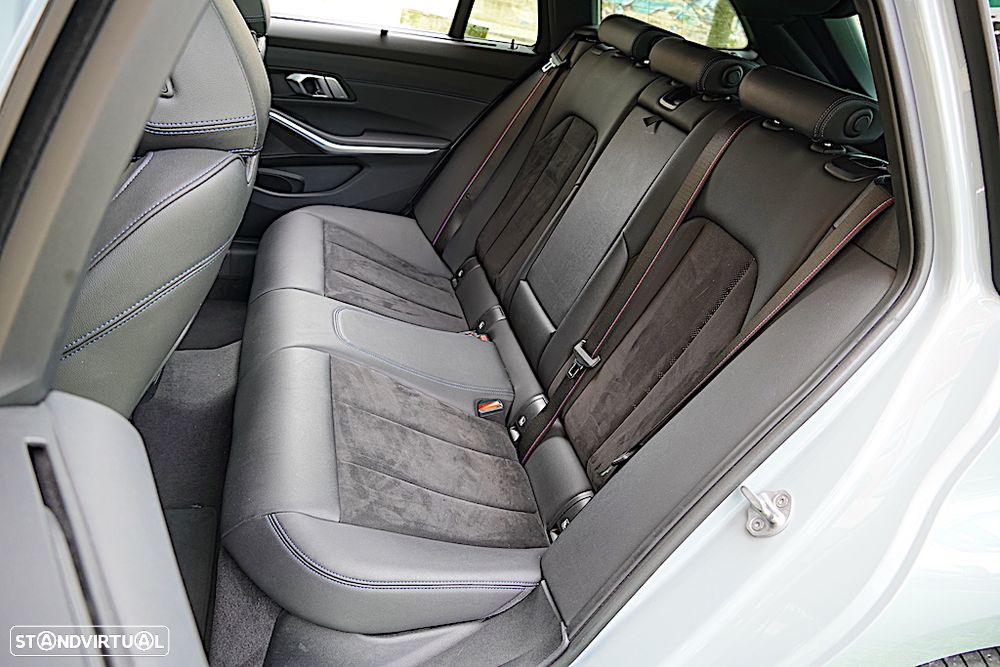 BMW 330 e Pack Desportivo M Auto - 22