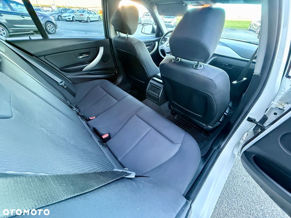 BMW Seria 3 318i - 10