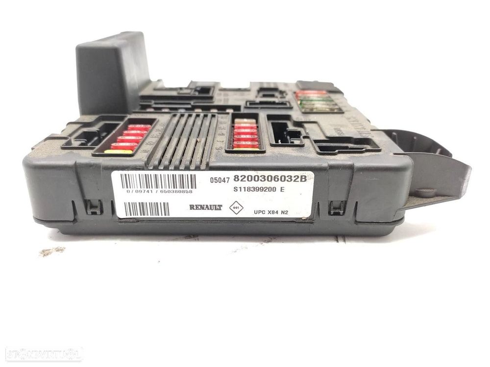 CAIXA RELÉS / FUSÍVEIS RENAULT SCÉNIC II 2005 -8200306032B - 3