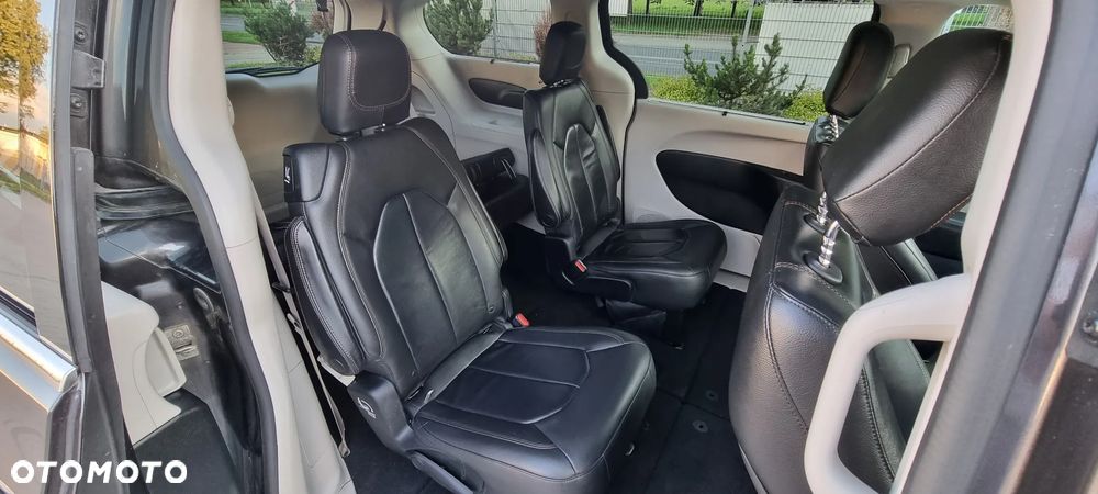 Chrysler Pacifica - 32