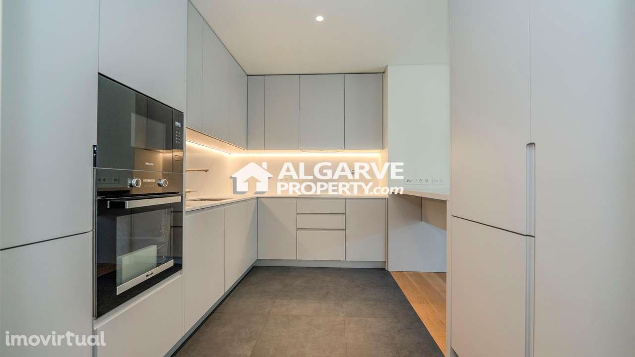 Luxuoso apartamento T2 novo em frente à Praia de Quarteira, Algarve - Grande imagem: 3/18