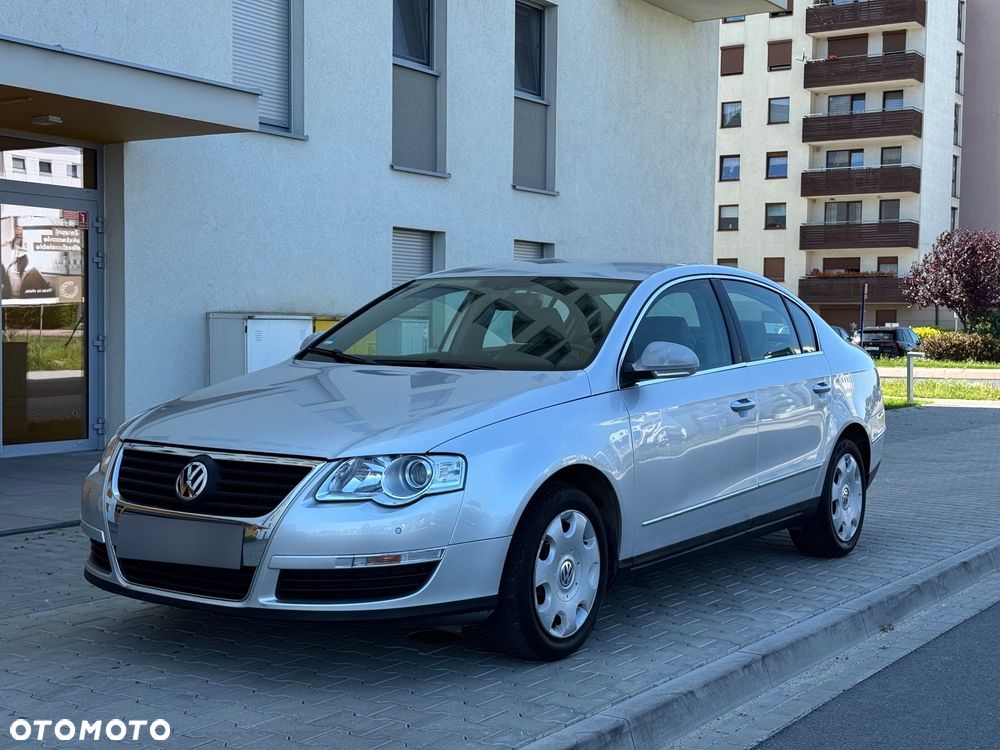 Volkswagen Passat 1.6 FSI Highline - 1