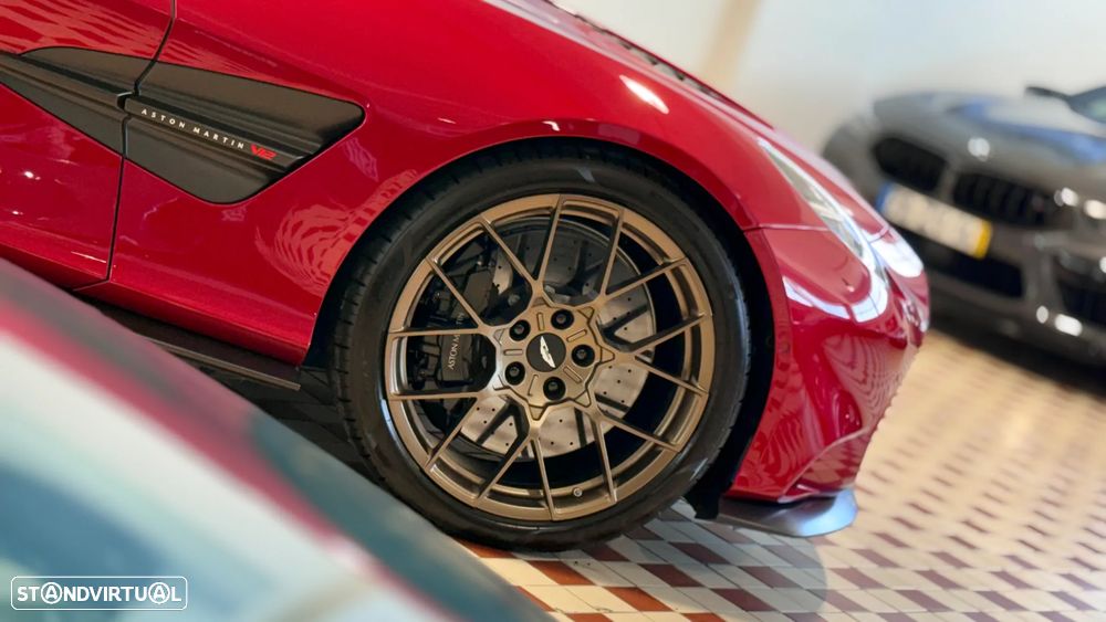 Aston Martin Vanquish V12 - 15