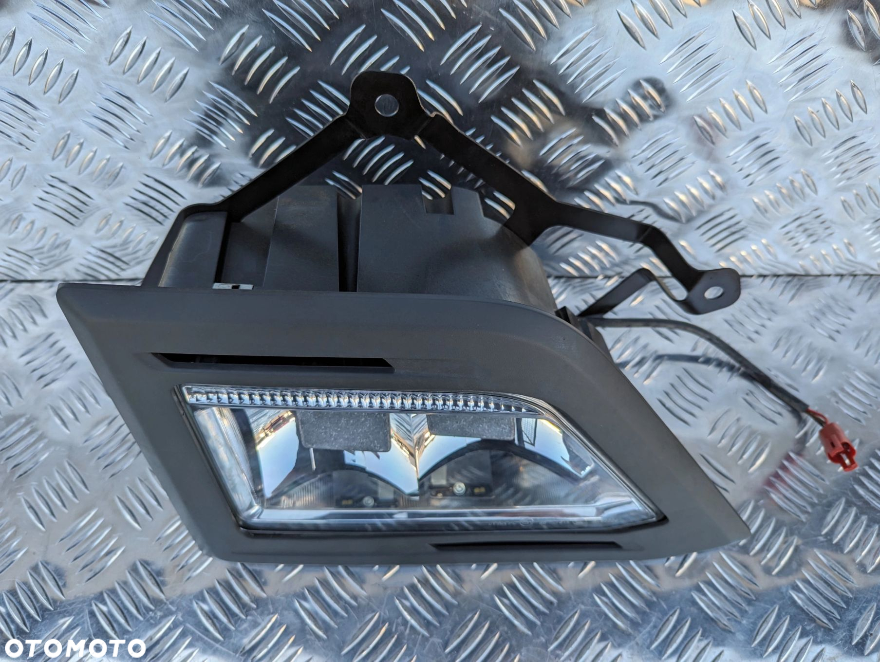 HALOGEN DACHOWY GLOBU PRAWY Z RAMKĄ SCANIA NTG - 2