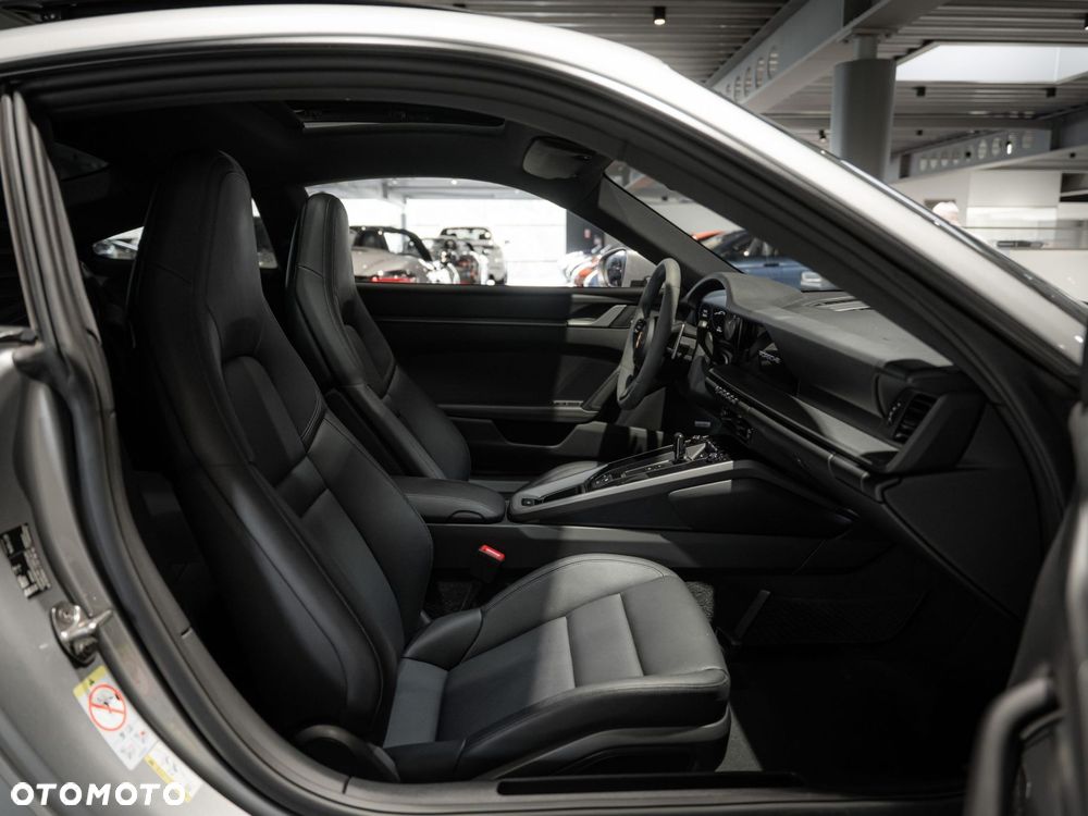 Porsche 911 Carrera - 20