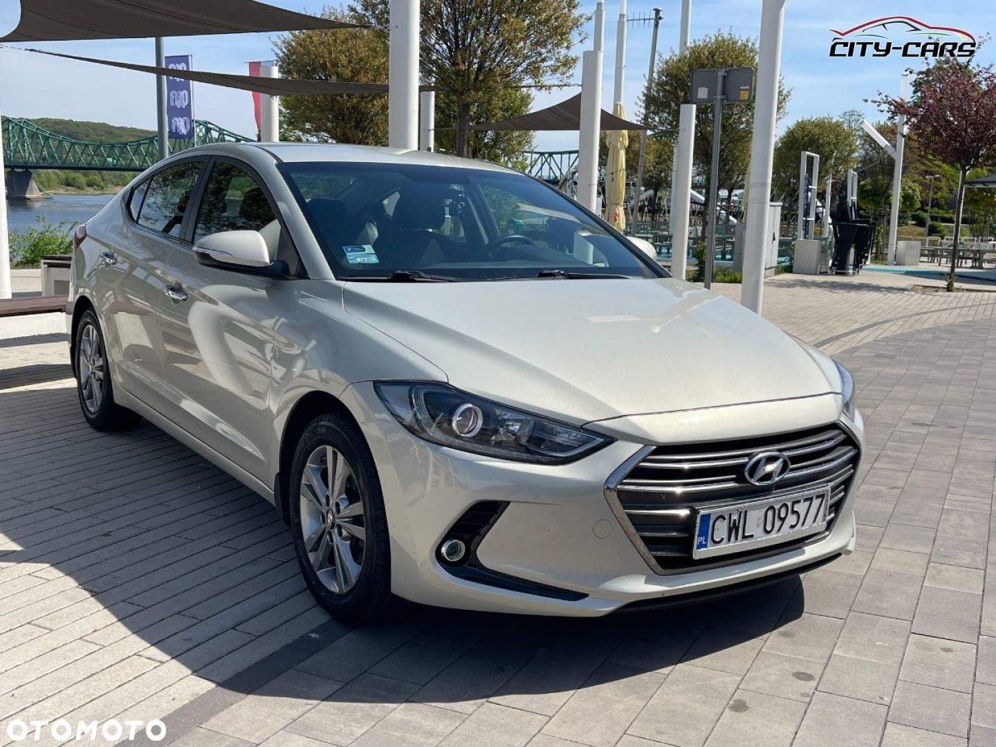 Hyundai Elantra - 12