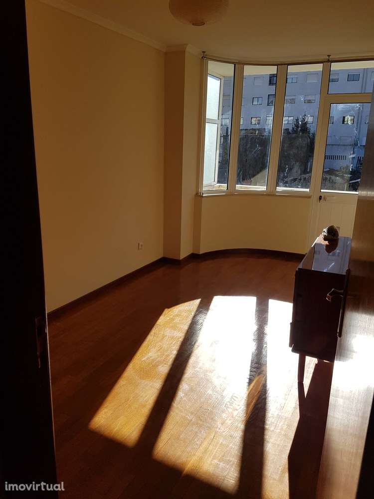 Arrenda-se T1 Kit com excelente exposição solar e óptima localização - Grande imagem: 5/10