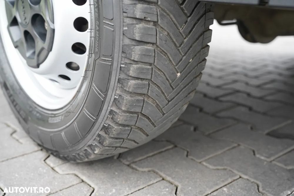 Iveco DAILY 35-160 / FURGON / AUTOUTILITARĂ / TAPIȚERIE DIN PIELE / CUTIE DE VITEZE MANUALĂ / 3 LOCURI / IMPORT - 18