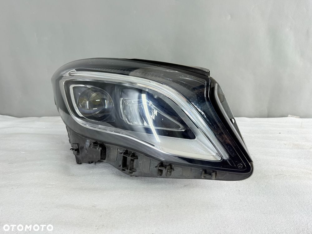 Reflektor lampa Przód prawa GLA lift A156 W156  A1569067600 PERFORMANCE