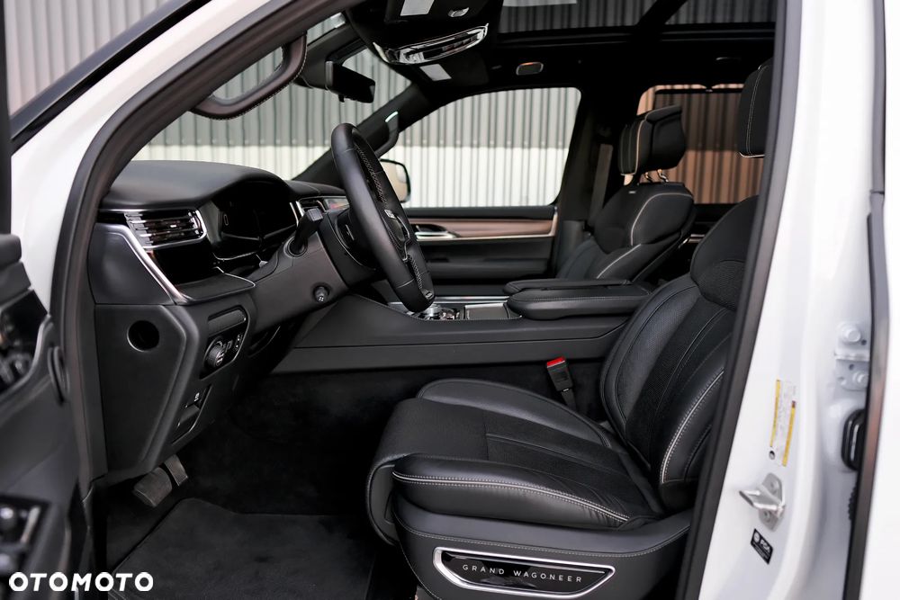 Jeep Grand Wagoneer - 32