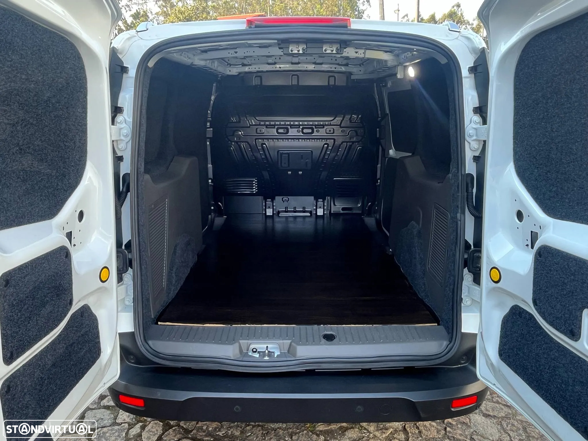 Ford Transit Connect L2 Trend Aut. 1.5 TDCi 120cv (caixa automática) - 29