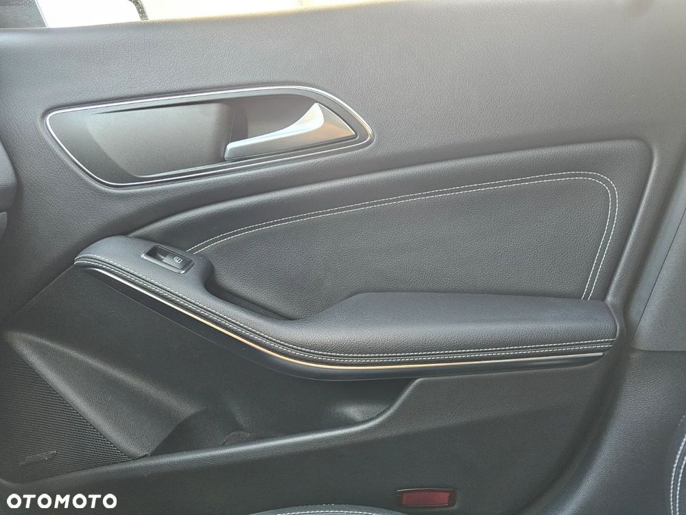 Mercedes-Benz CLA 180 Urban - 14