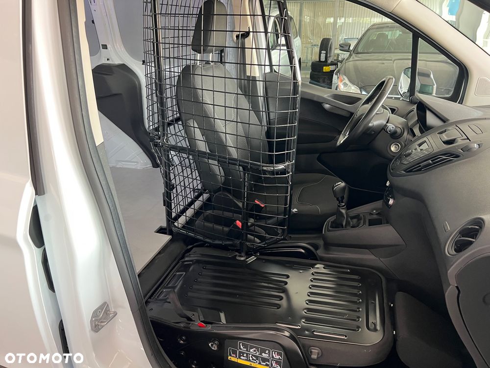 Ford Transit Courier - 32