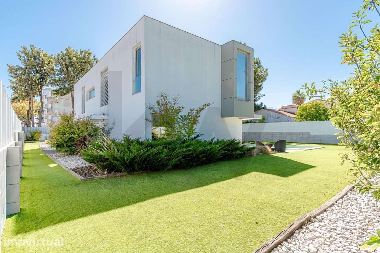 Moradia T4+2 com Piscina e Jardim em Marisol, Charneca de Caparica — 3 - Grande imagem: 2/25